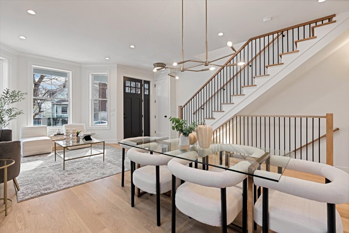 1964 W Farragut Avenue