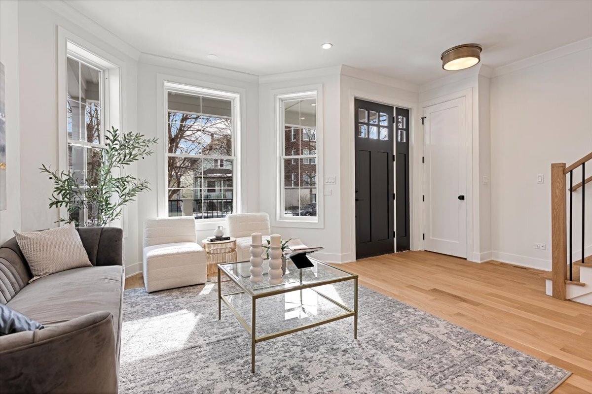 1964 W Farragut Avenue