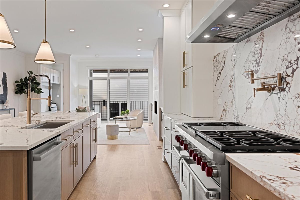 1964 W Farragut Avenue