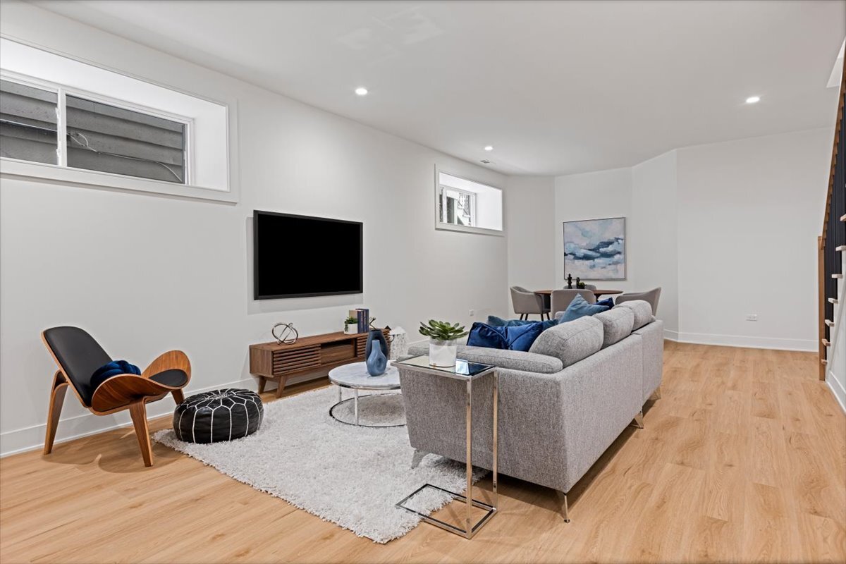 1964 W Farragut Avenue