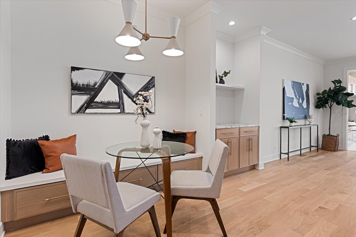 1964 W Farragut Avenue