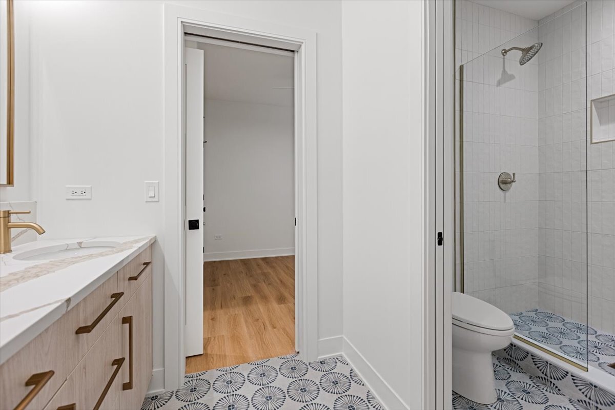 1964 W Farragut Avenue