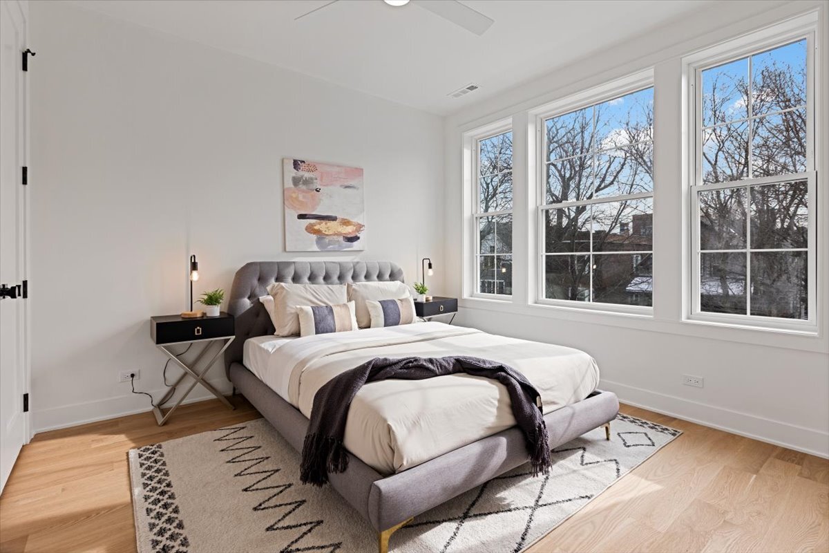 1964 W Farragut Avenue