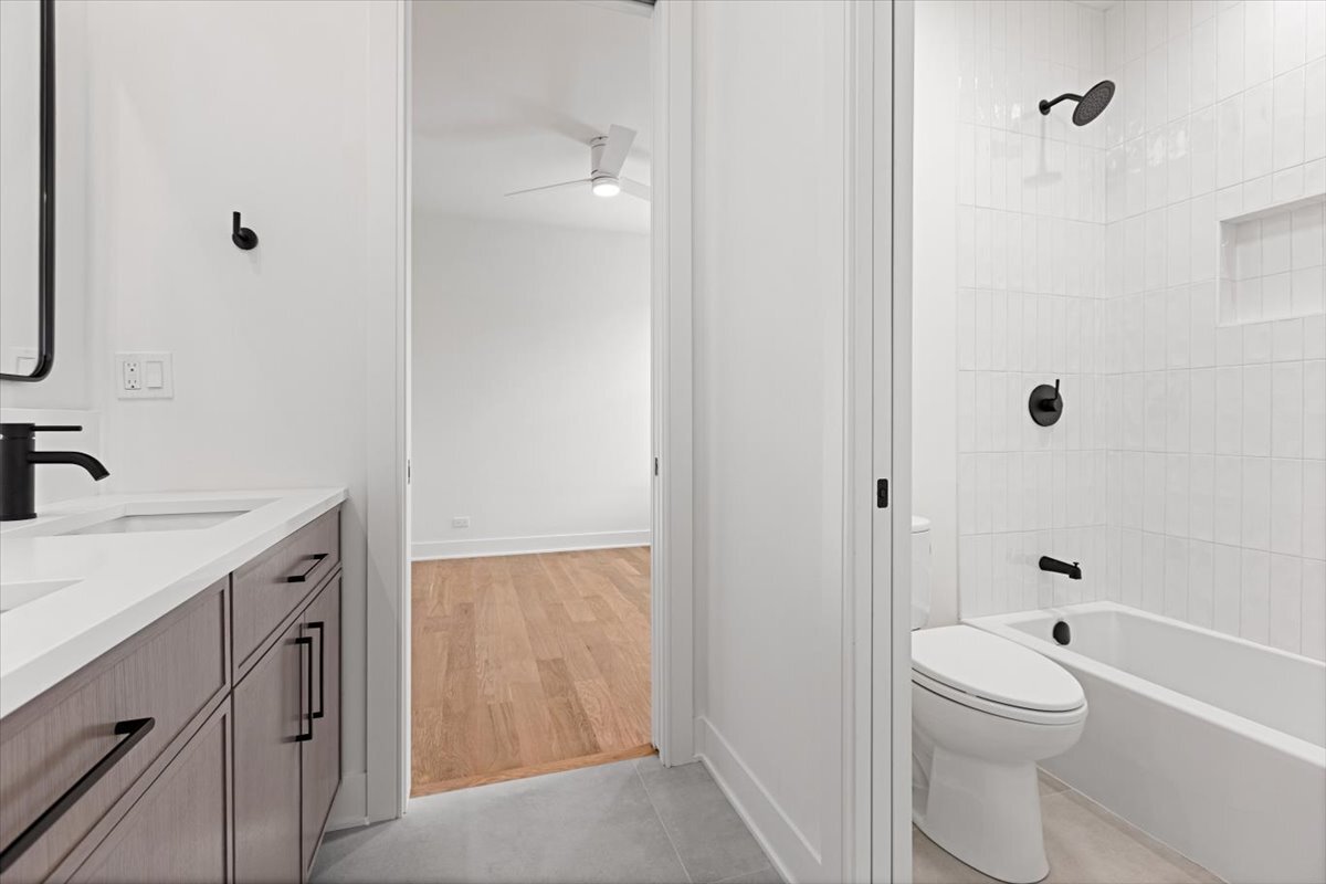 1964 W Farragut Avenue