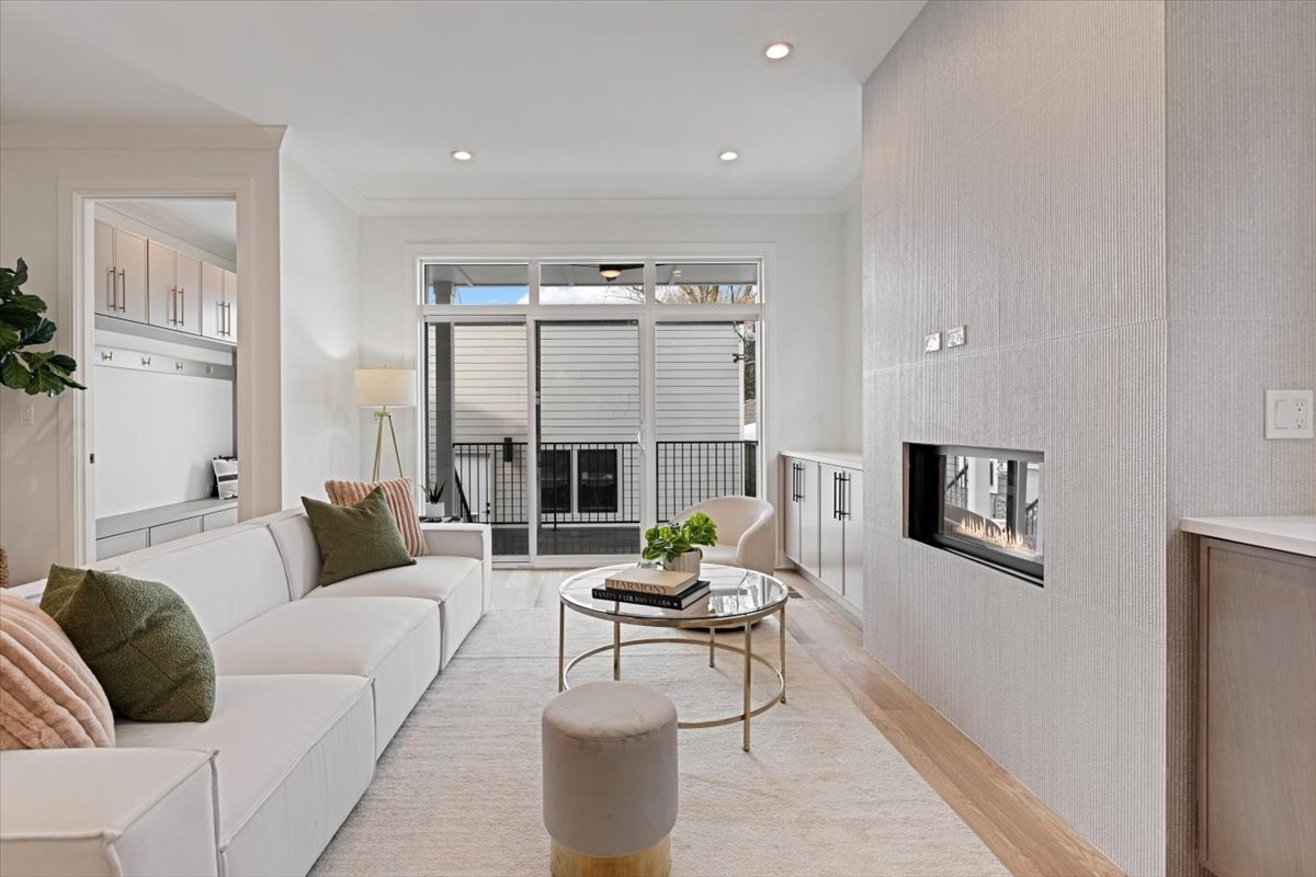 1964 W Farragut Avenue