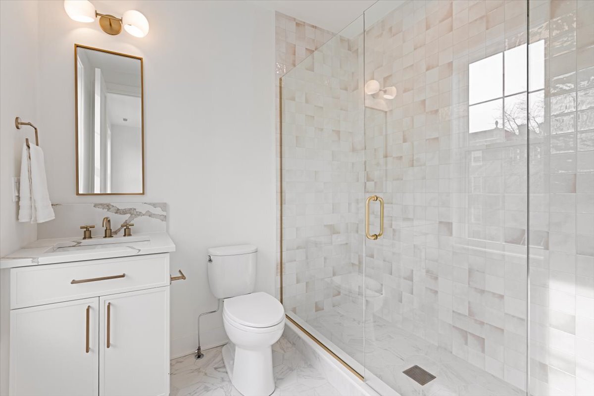 1964 W Farragut Avenue