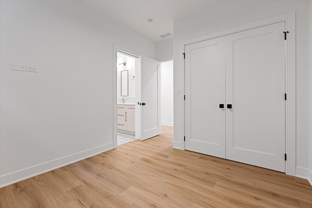 1964 W Farragut Avenue