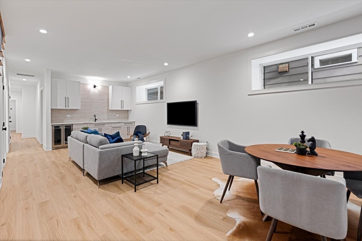 1964 W Farragut Avenue