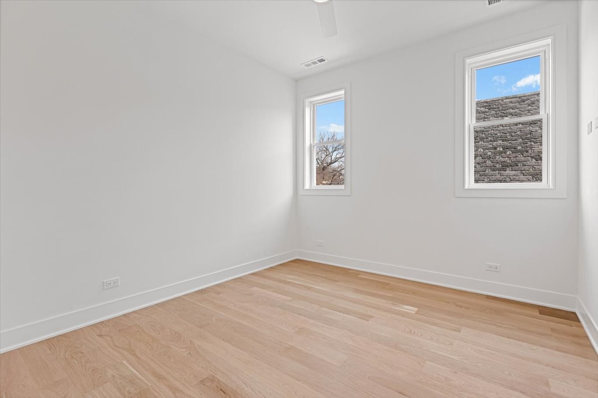 1964 W Farragut Avenue