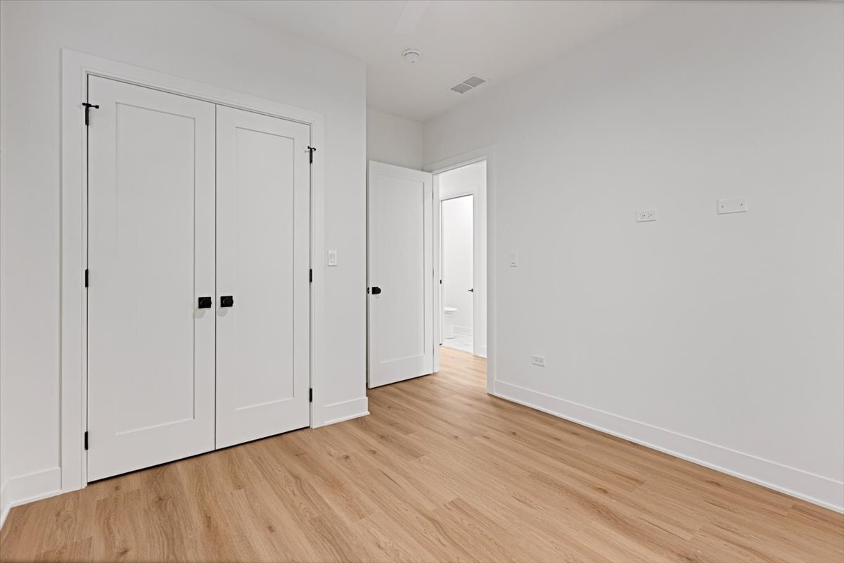 1964 W Farragut Avenue