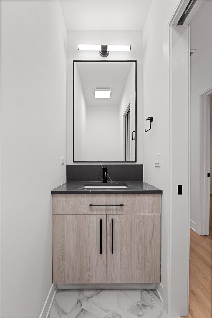 1964 W Farragut Avenue