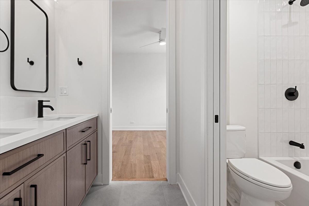 1964 W Farragut Avenue