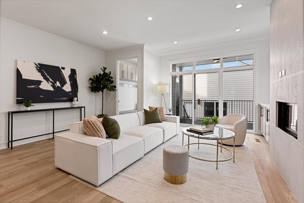 1964 W Farragut Avenue