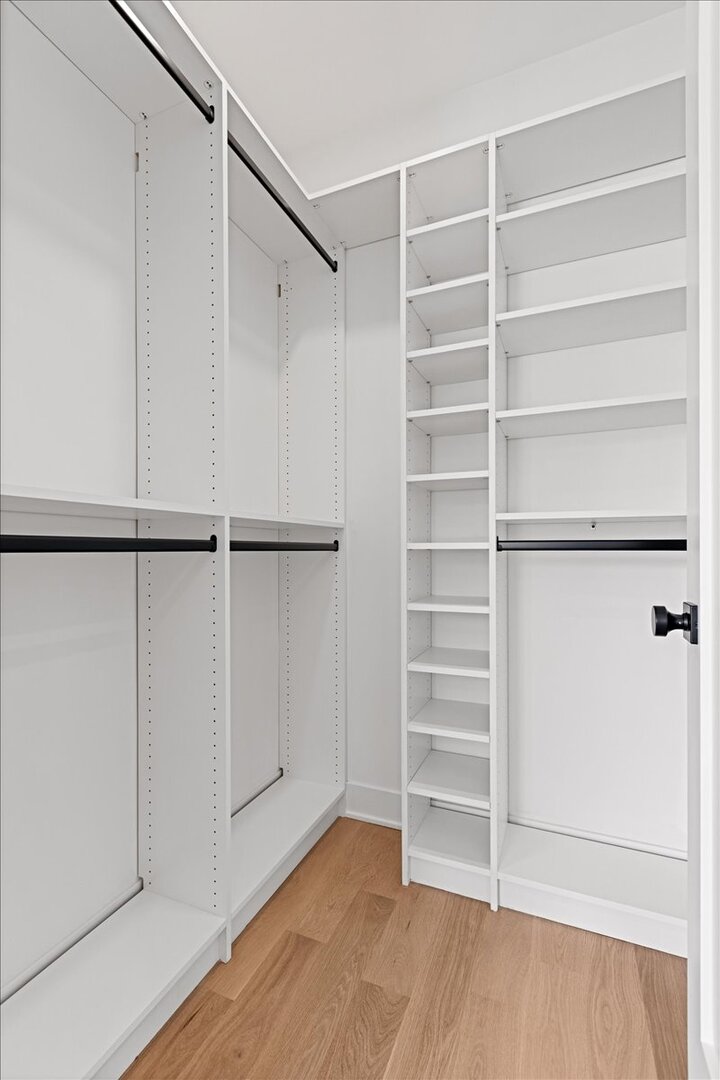 1964 W Farragut Avenue