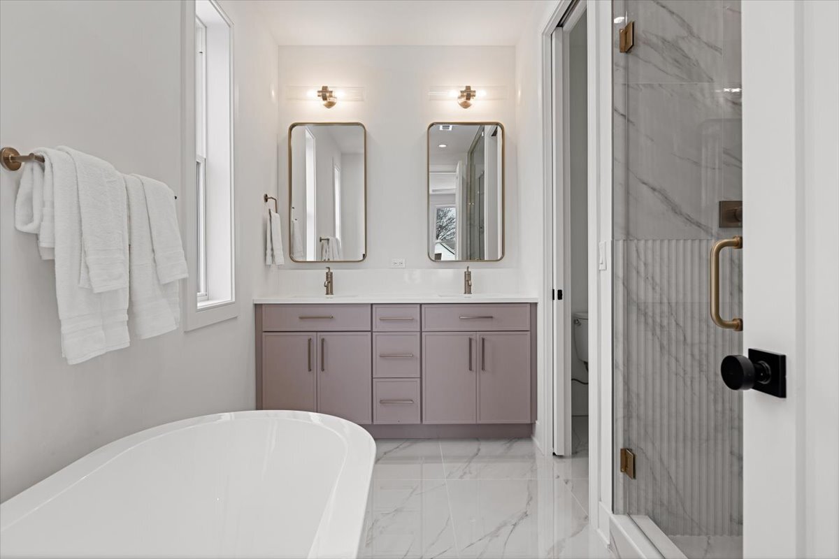 1964 W Farragut Avenue