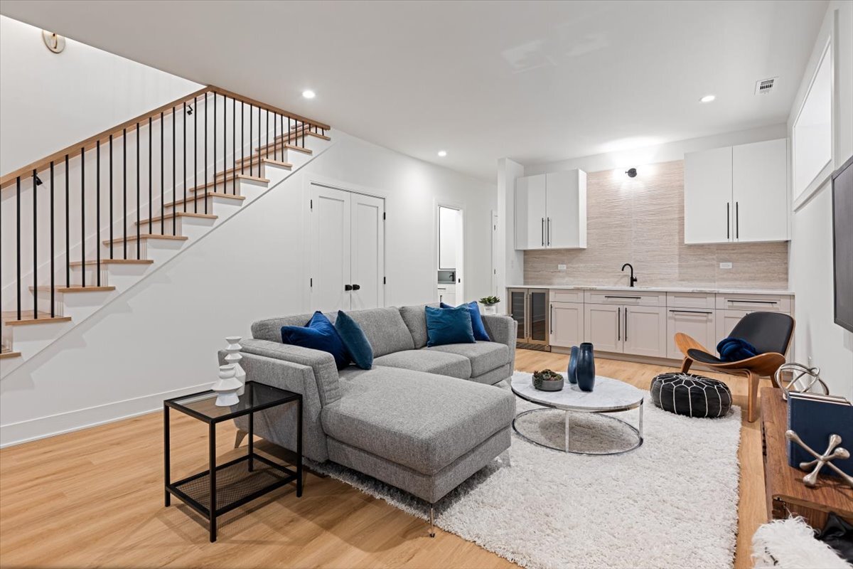 1964 W Farragut Avenue