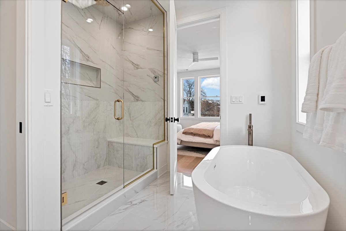 1964 W Farragut Avenue