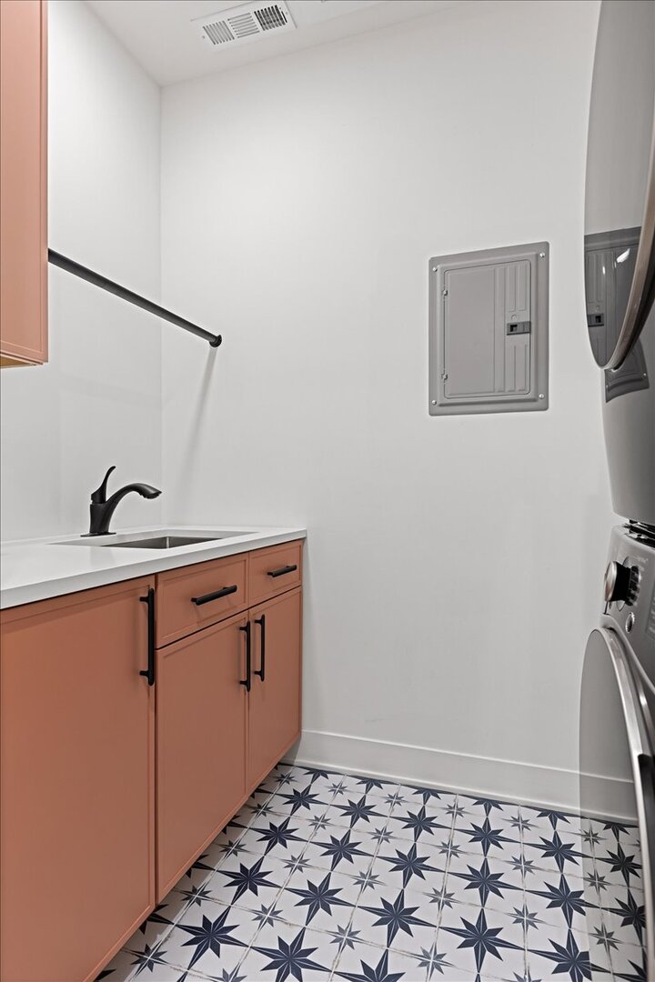 1964 W Farragut Avenue