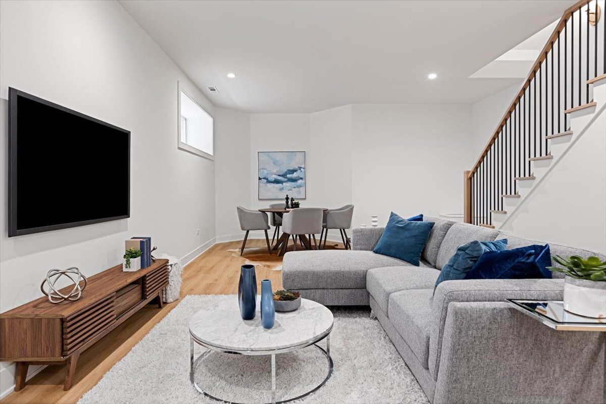 1964 W Farragut Avenue