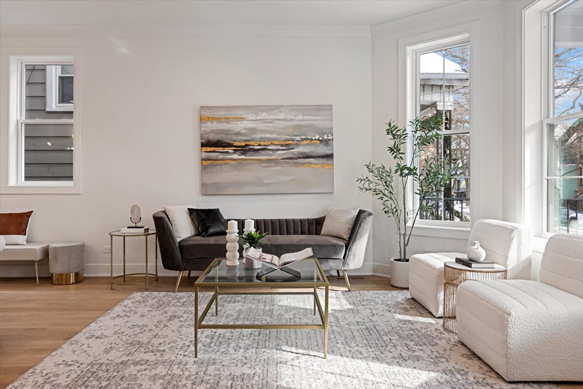 1964 W Farragut Avenue