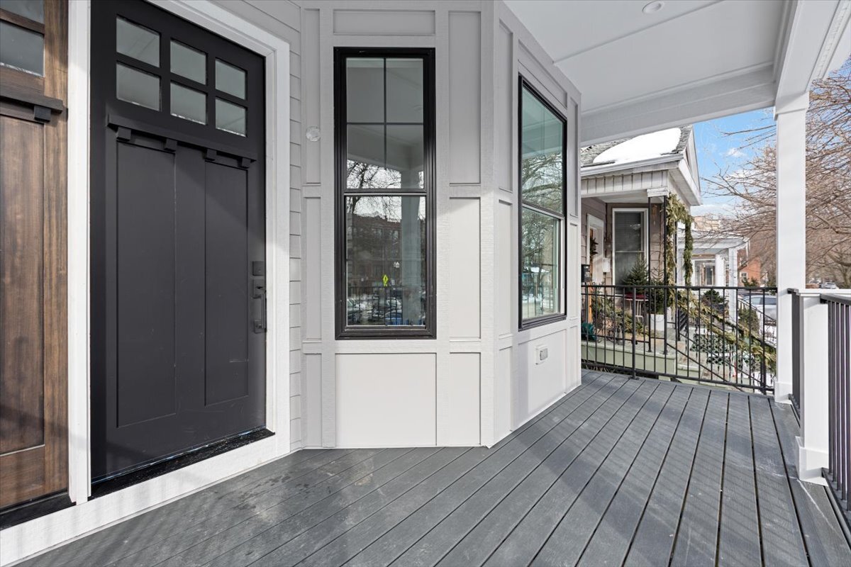 1964 W Farragut Avenue