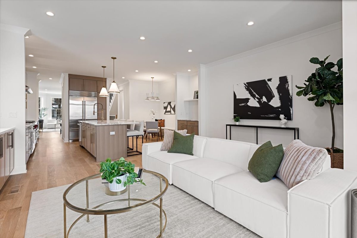 1964 W Farragut Avenue