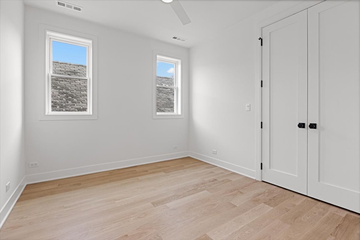 1964 W Farragut Avenue