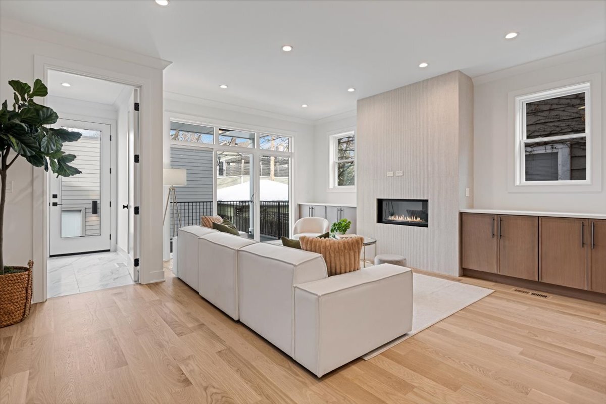 1964 W Farragut Avenue