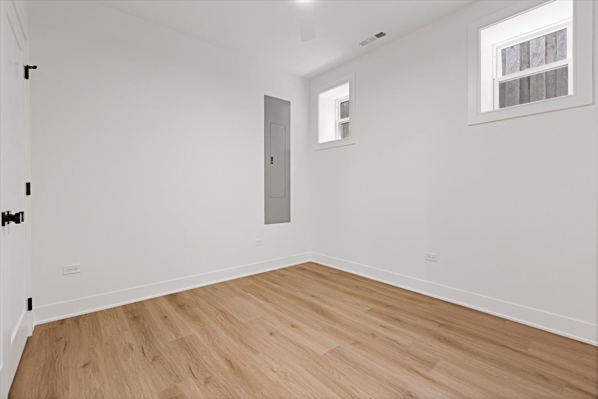 1964 W Farragut Avenue