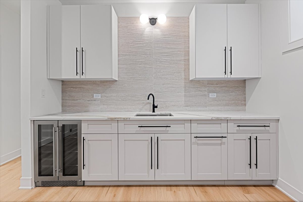 1964 W Farragut Avenue