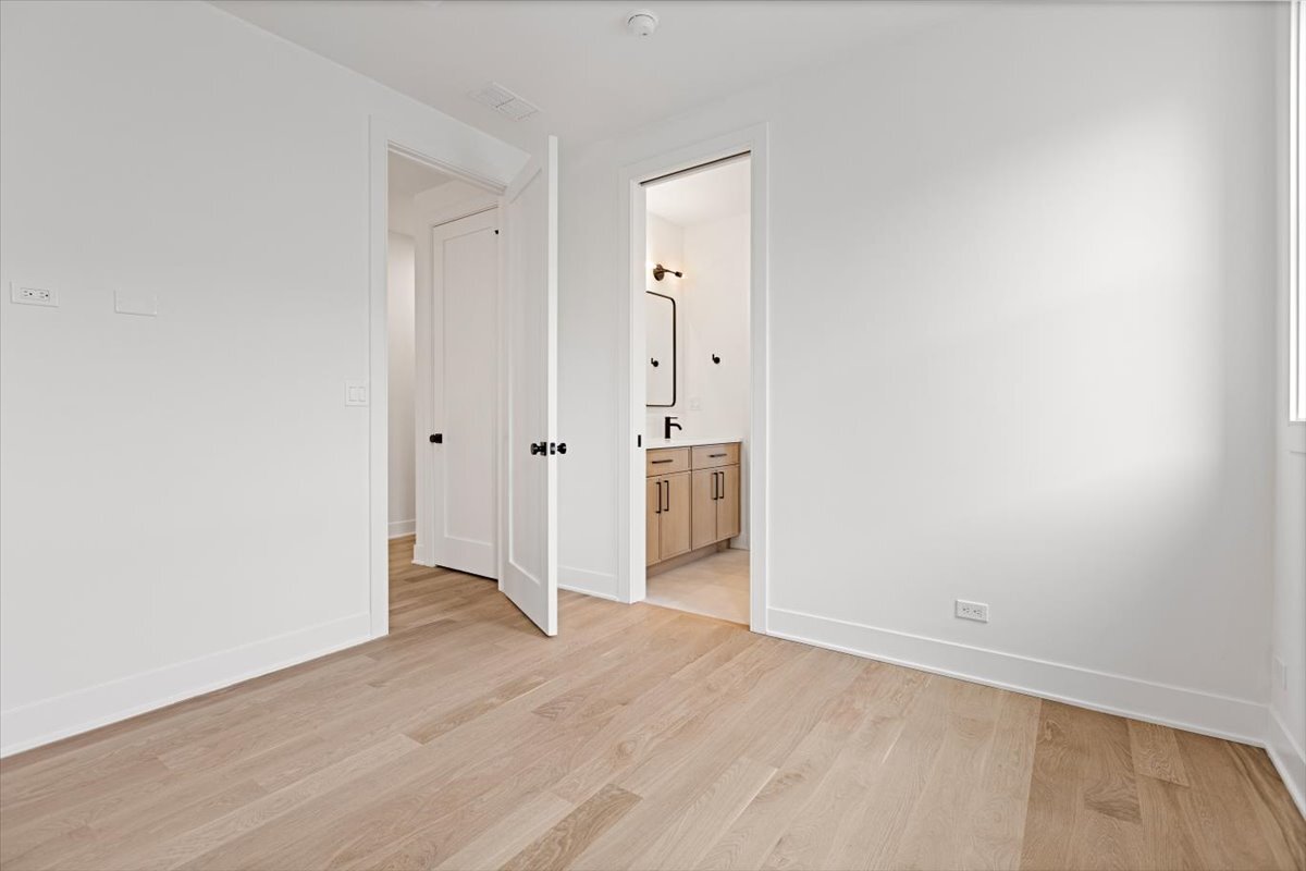 1964 W Farragut Avenue