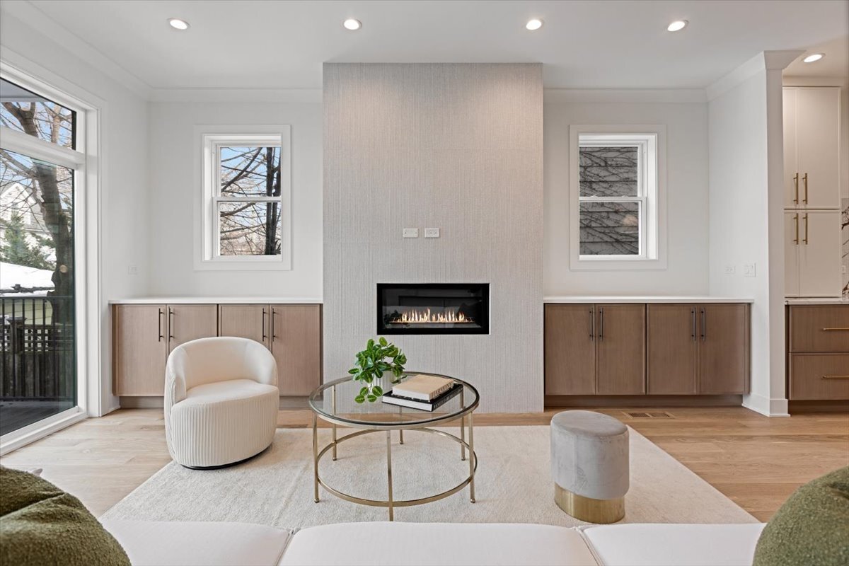 1964 W Farragut Avenue