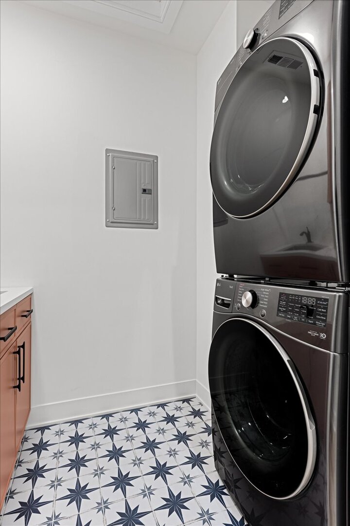 1964 W Farragut Avenue