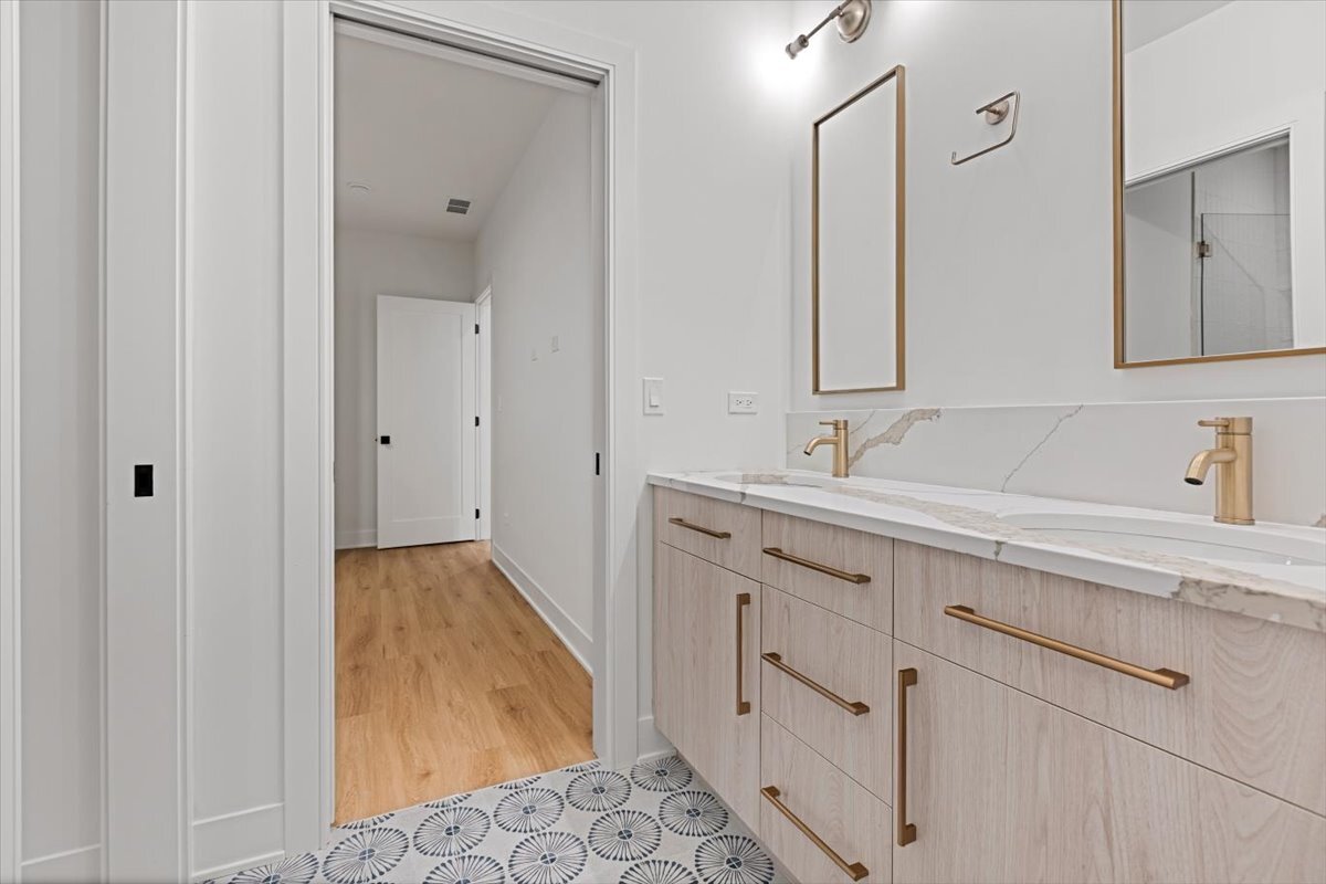 1964 W Farragut Avenue