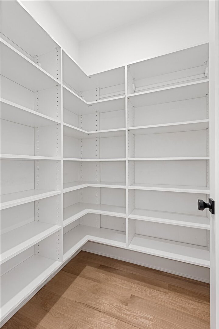 1964 W Farragut Avenue