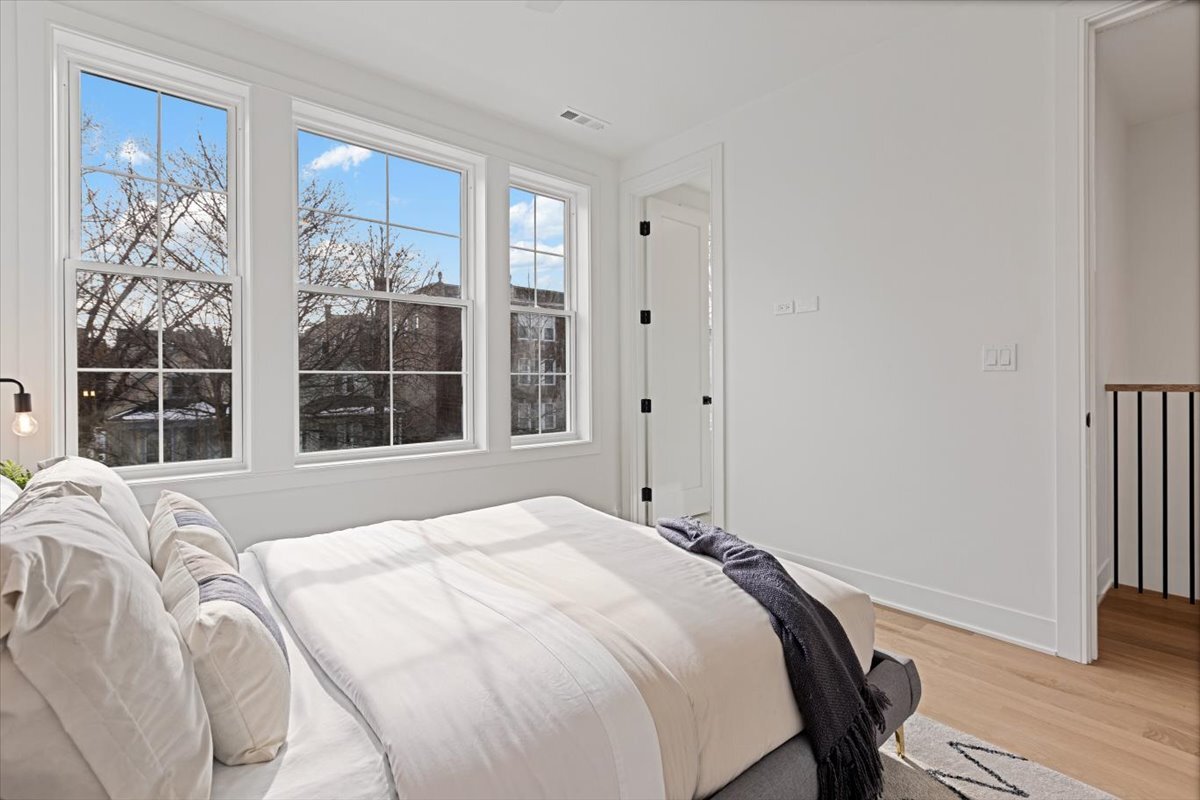 1964 W Farragut Avenue