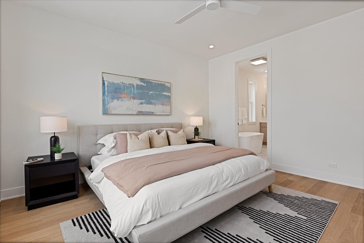 1964 W Farragut Avenue