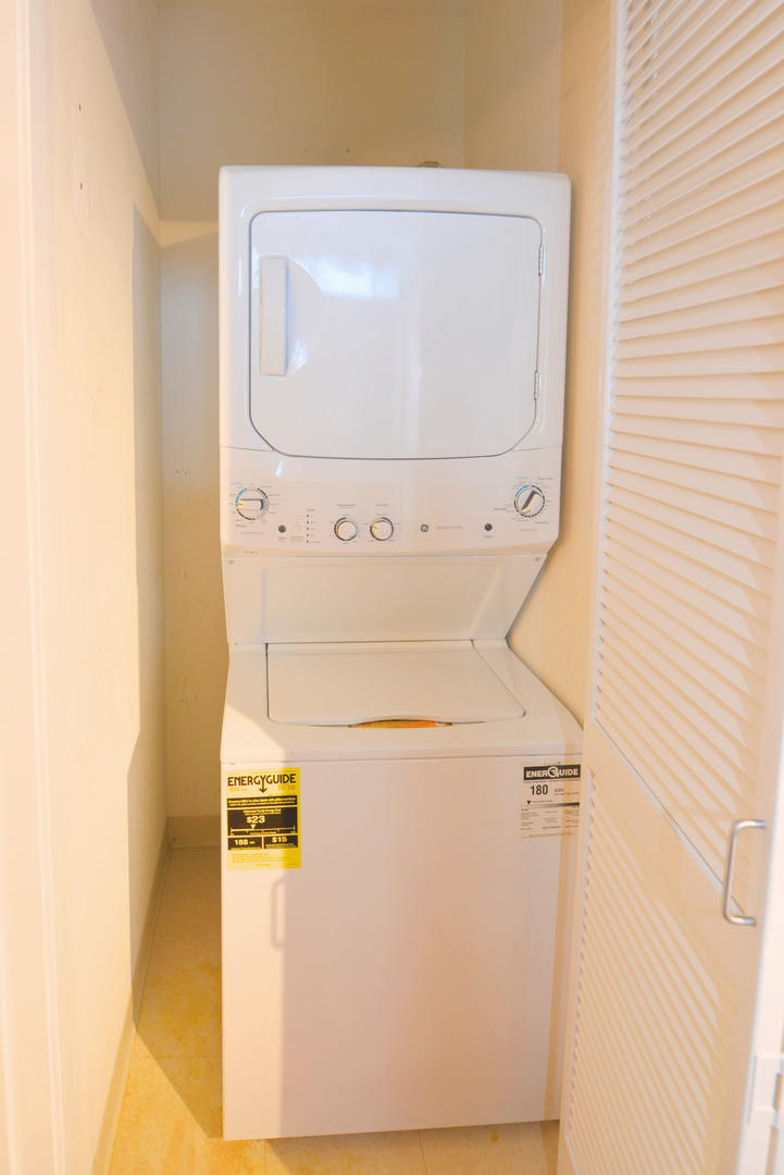 900 N KINGSBURY Street Unit: 940