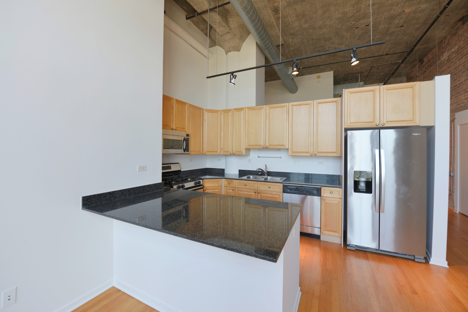 900 N KINGSBURY Street Unit: 940