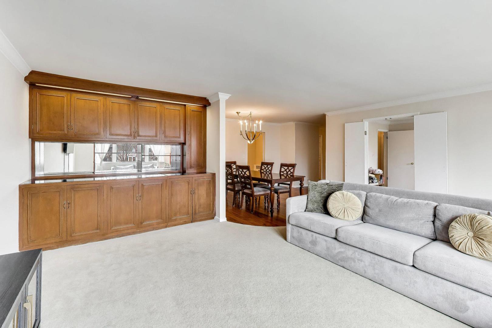 720 Oakton Street Unit: 3B