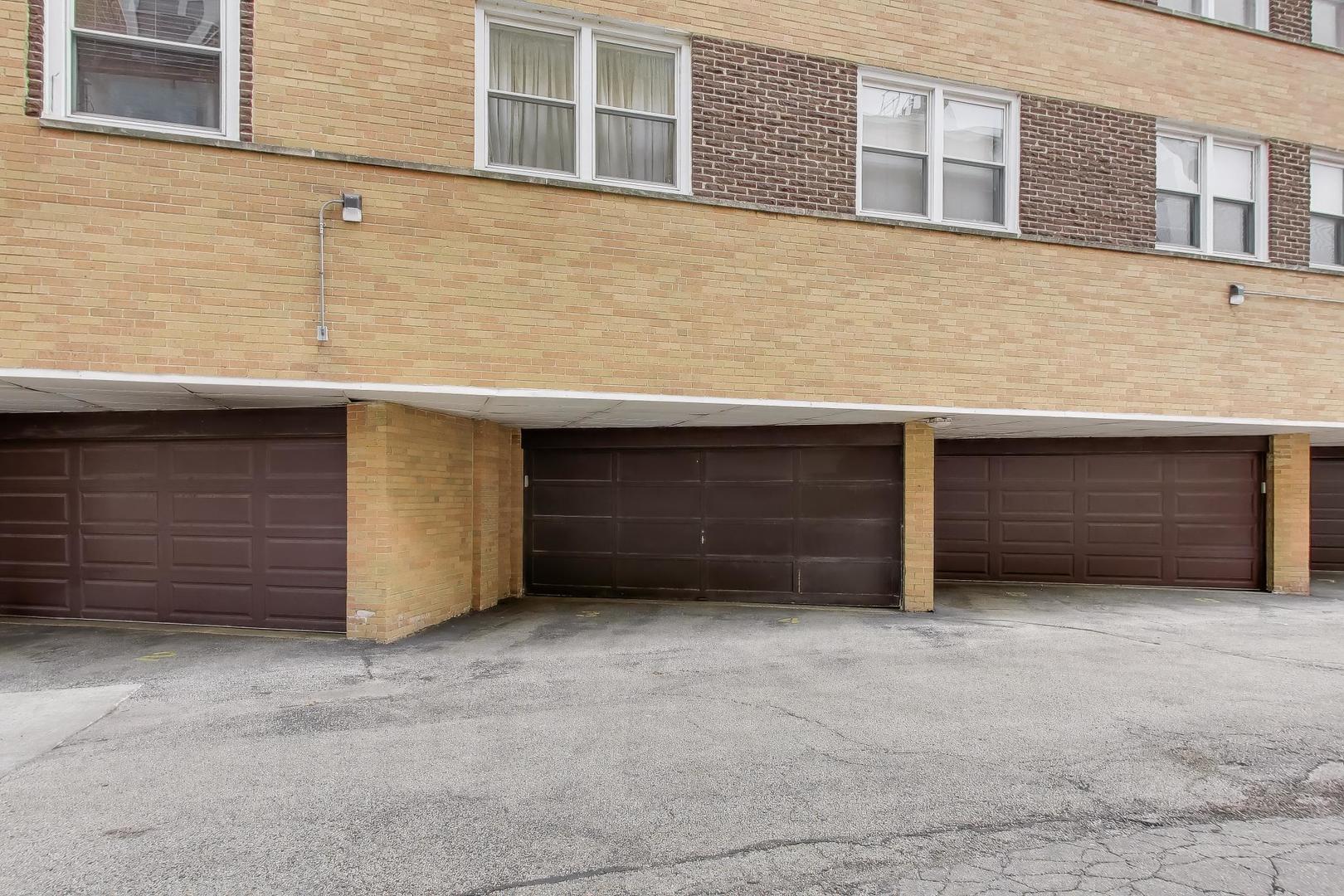 720 Oakton Street Unit: 3B