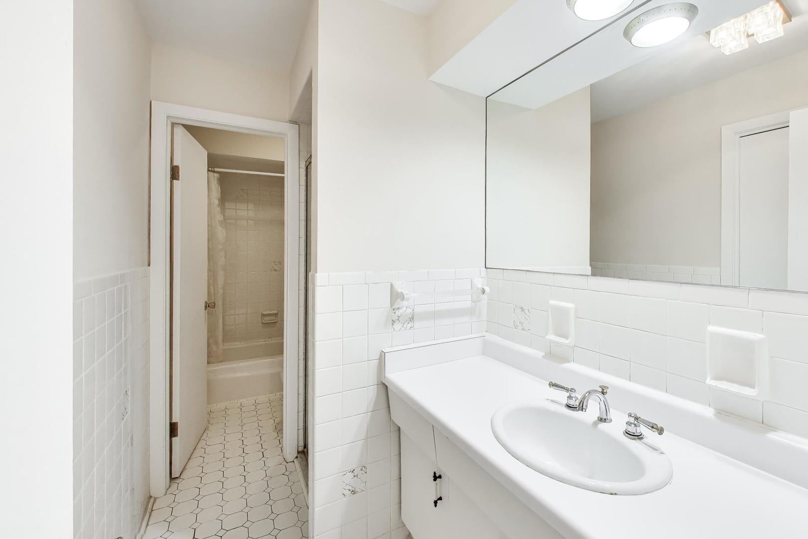 720 Oakton Street Unit: 3B
