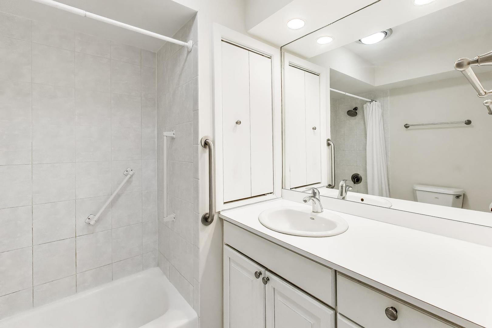 720 Oakton Street Unit: 3B