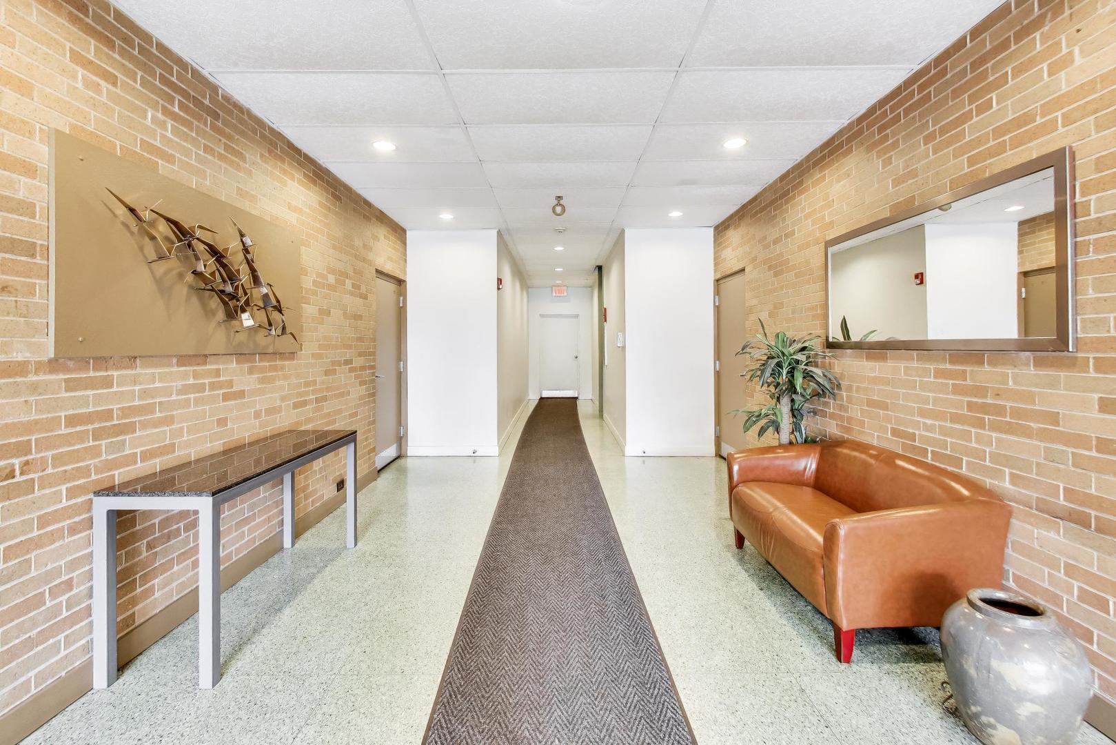 720 Oakton Street Unit: 3B