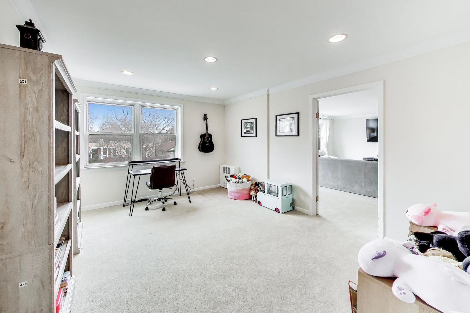 720 Oakton Street Unit: 3B