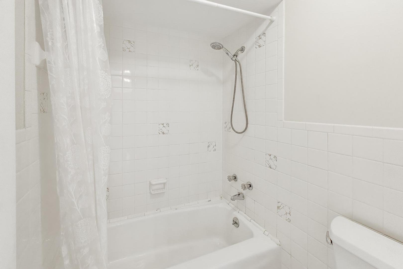 720 Oakton Street Unit: 3B