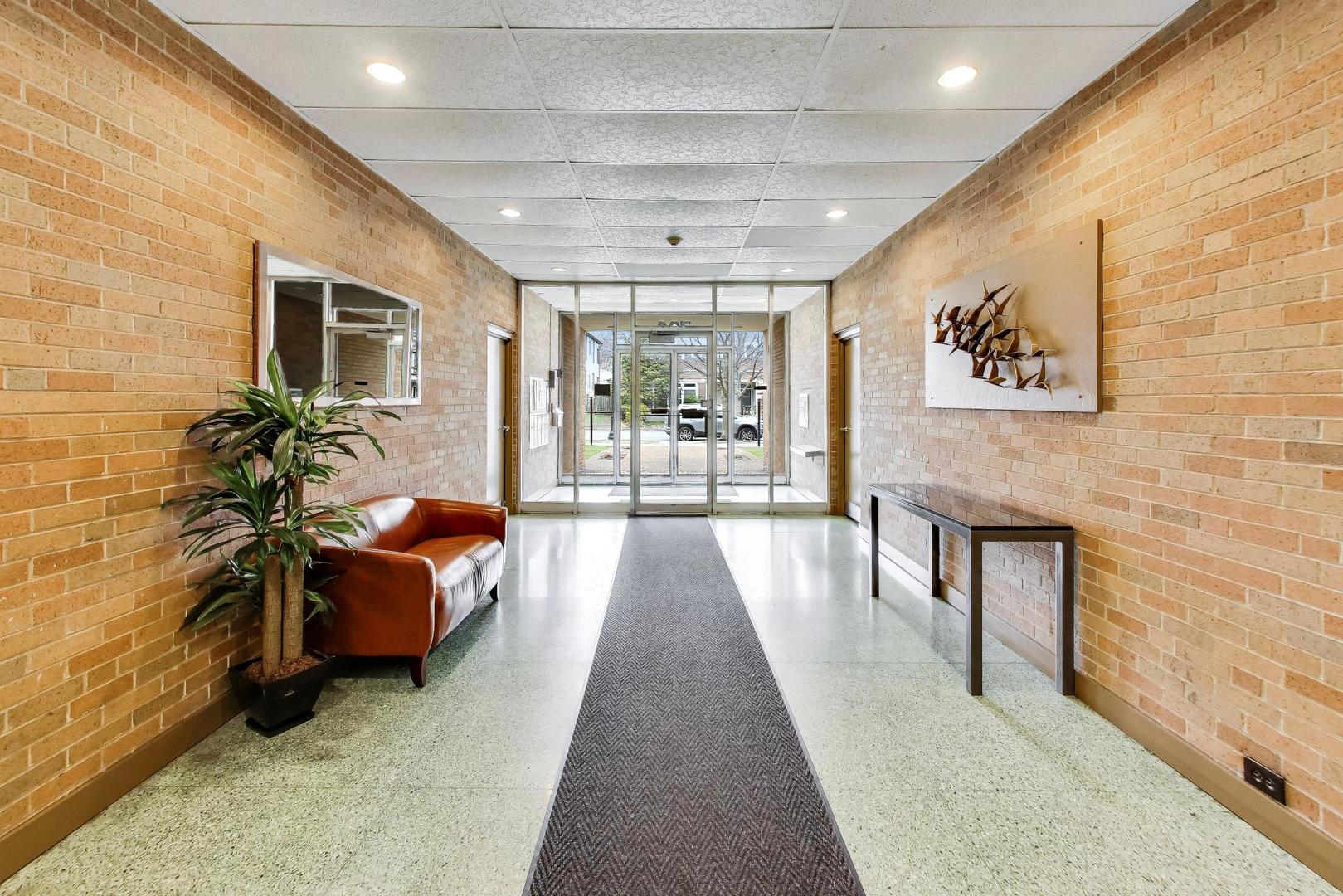 720 Oakton Street Unit: 3B