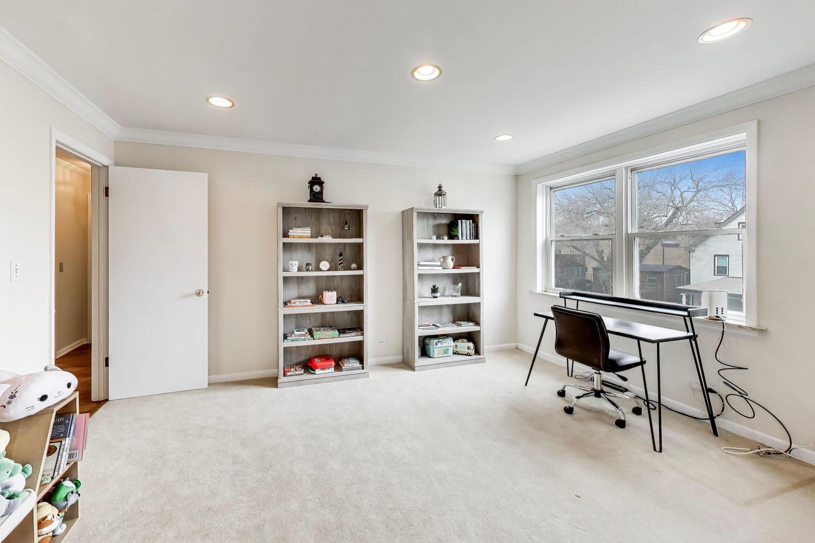 720 Oakton Street Unit: 3B