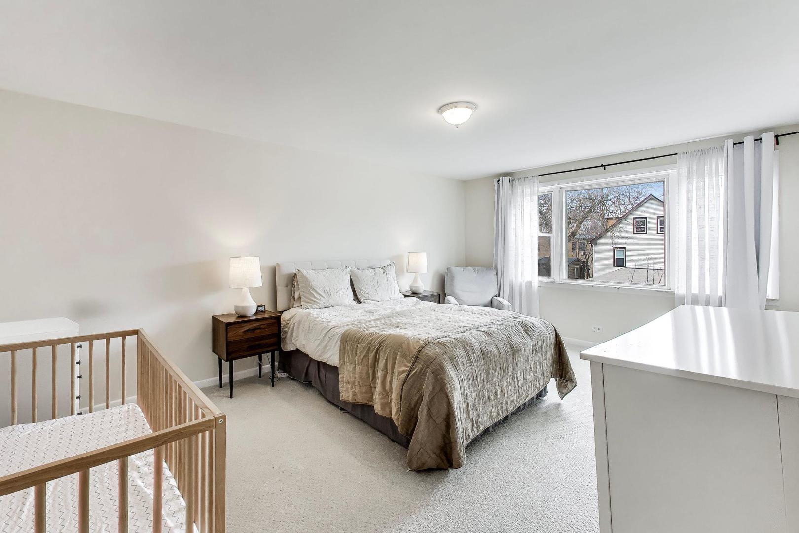 720 Oakton Street Unit: 3B