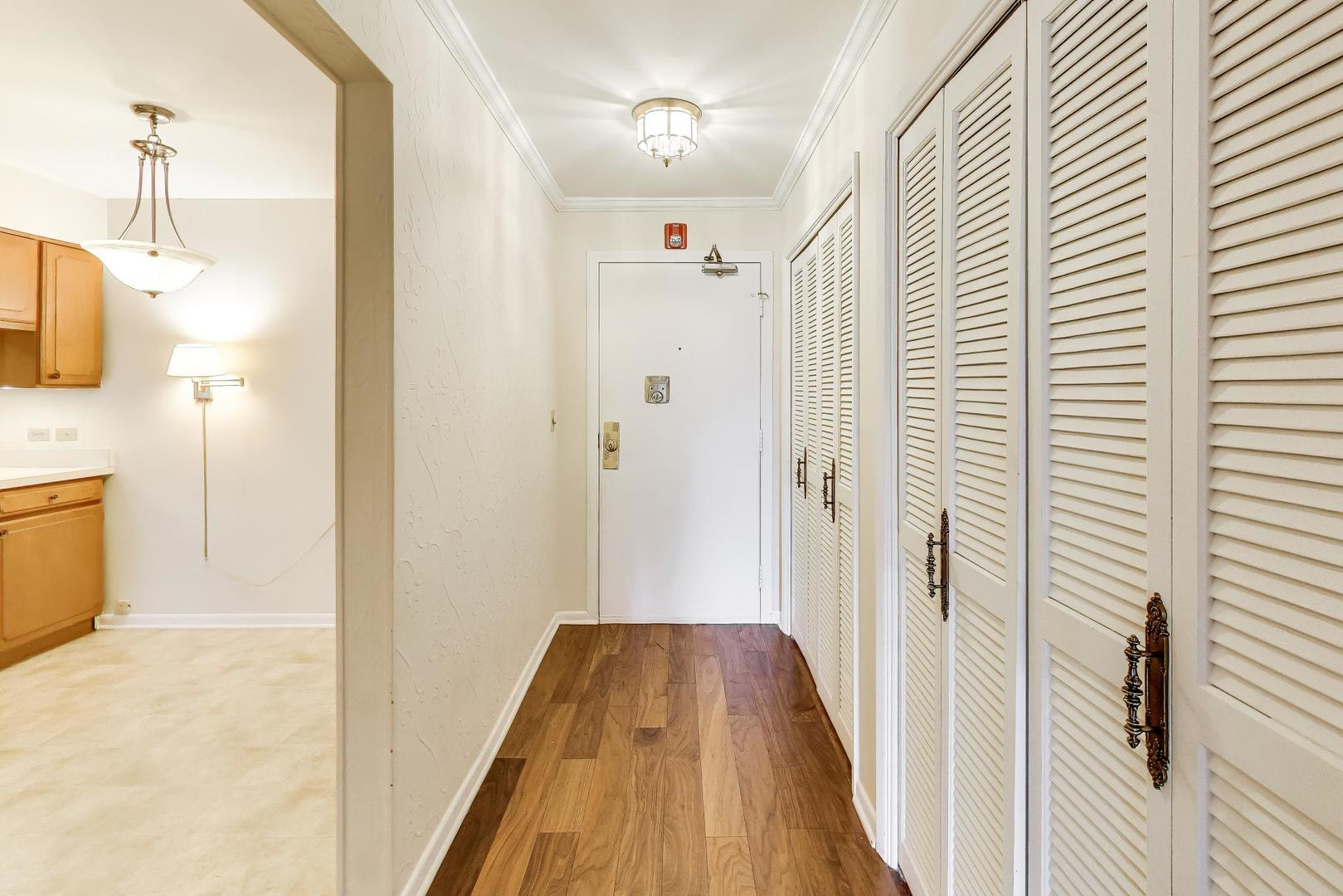 720 Oakton Street Unit: 3B